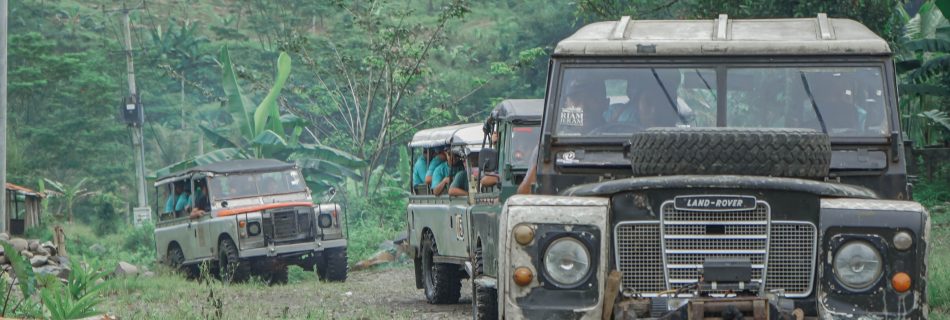 Wisata Off Road dengan Land Rover Defender 110