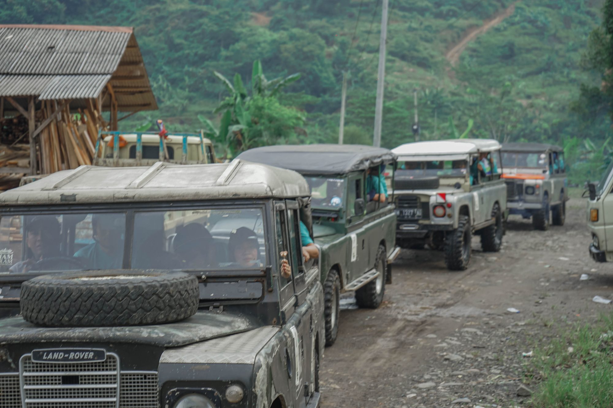 Wisata Off Road dengan Mobil Land Rover